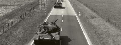 Eine Kolonne von Panzern fährt 1986 während einer amphibischen Übung über eine einsame Landstraße.