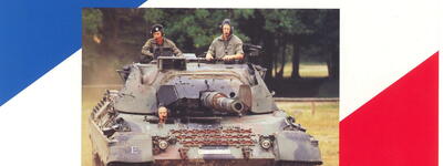 Ein Panzer mit drei Soldaten fährt zur Feier des 40-jährigen Jubiläums des Panzerbataillons 183/184 im Jahr 1996.