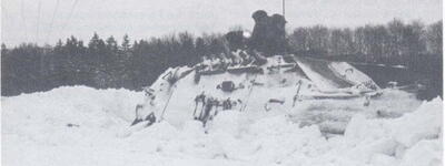 Ein Panzer kämpft sich durch tiefen Schnee vor einer Kulisse aus schneebedeckten Bäumen, während ein Soldat oben steht.