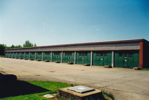 Eine lange Reihe grüner Garagentore in der Bismarck-Kaserne bei sonnigem Wetter im Jahr 1994.
