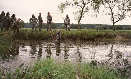 Sodalten in der ABC-Ausbildung an einem mit Weiden umgebenen  Teich auf dem ehemaligen StOÜbPl Wentorfer Lohe