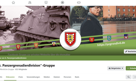 Ein Soldat steht vor einem Panzer, während Wappen und der Link zu einer Webseite oben angezeigt werden.