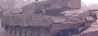 Ein Leopard 2 A4 Panzer wird am 14. Januar 2002 auf ein neues Waffensystem umgestellt.