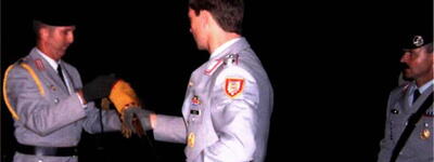 Soldaten in Uniform führen 2006 eine formelle Flaggenzeremonie beim Auflösungsappell des Panzerbataillons 183 durch.