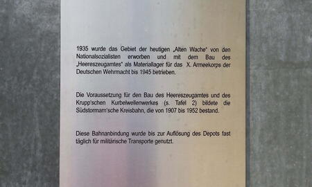Eine Gedenktafel am Denkmaldepot informiert über die historische Nutzung des Geländes für militärische Zwecke.