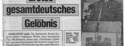 Ein Zeitungsartikel berichtet über das erste gesamtdeutsche Gelöbnis in der Boehn-Kaserne mit Oberst Dieter Farwick.
