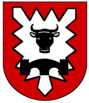 Ein rotes Wappen zeigt einen schwarzen Stierkopf und ein stilisiertes Zahnrad, symbolisch für die Pionierkompanie.