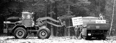 Beladung eines LKW mit Munition