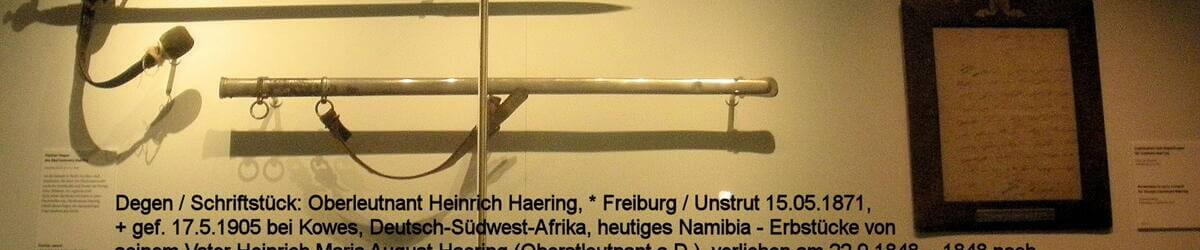 Ein historischer Degen und ein Dokument von Oberleutnant Heinrich Haering sind in einer Museumsvitrine ausgestellt.