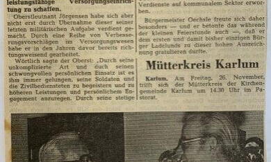 Zwei Männer schütteln Hände bei einer Zeremonie, während der Text über militärische Verdienste in Ladelund berichtet.