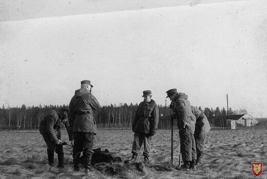 Schützenlöcher ausheben der 5./62 am SAS Kellinghusen (1965 - Hartwig Wilckens)