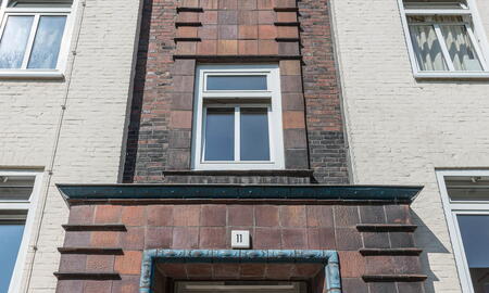 Eingansportal an einem umgebauten Block der Boehn-Kaserne (2016)