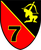Ein Wappen zeigt eine rote und schwarze Diagonale mit einer gelben Sieben und einem Bogenschützen. 7./FlaRgt 6