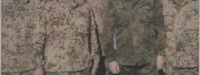 Eine Gruppe von Soldaten in Tarnuniform steht vor einer Hütte in Kabul, mit einem General in der Mitte.