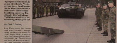 Soldaten stehen Spalier, während ein Marder-Schützenpanzer in Bad Segeberg feierlich verabschiedet wird.