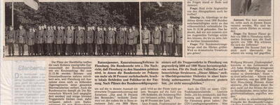 Zeitungsartikel zeigt Soldaten bei einer Zeremonie neben einer Flagge und diskutiert die Truppenreduzierung in Deutschland.