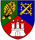 Ein Wappen zeigt gekreuzte Gewehre, Zahnräder und eine Burg mit Tor, symbolisierend Instanz und Stärke.