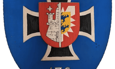 Ein blaues Wappen mit einem weißen Kreuz zeigt ein rotes Schild mit Burg und Löwe, darunter die Zahl 176.