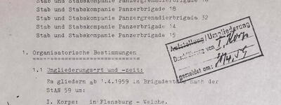 Ein offizielles Dokument aus dem Jahr 1959 beschreibt die Umgliederung von Panzerbrigaden mit Ortsangaben und Stempel.