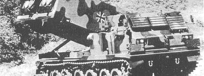Ein gepanzertes Raketenfahrzeug des Raketenartilleriebataillons 62 steht im Gelände mit erhobenem Raketenwerfer.