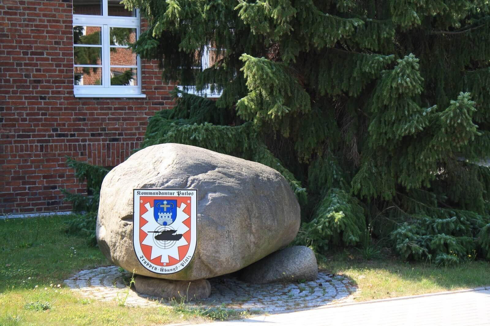 Stein mit Wappen der Kommandantur auf dem TrÜbPl Putlos