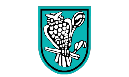 Ein stilisiertes Wappen zeigt eine Eule mit einem Zepter auf einem türkisfarbenen Hintergrund.