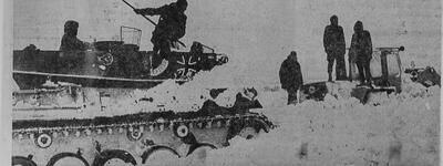 Ein Bergepanzer des Panzergrenadierbataillons 182 zieht ein Fahrzeug aus dem Schnee bei Neuenböns heraus.