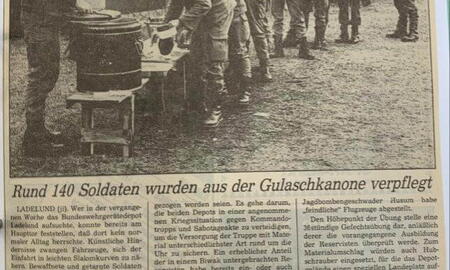Soldaten stehen in einer Schlange an, um Essen aus einer Gulaschkanone in einem Bundeswehrlager in Ladelund zu erhalten.