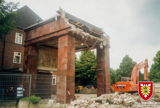 Tor der ehemaligen Graf-Goltz-Kaserne während Abriss (1999)