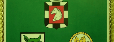 Ein grünes Wappen mit einem Wolf, einem Pferd und einem Eichenblatt repräsentiert das Jägerbataillon 162 aus 1971.