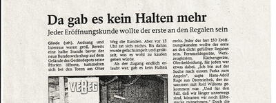 Eine Menschenschlange drängt sich am Eröffnungstag des VEBEG-Shops am 13. Januar 1998 vor dem Eingang.