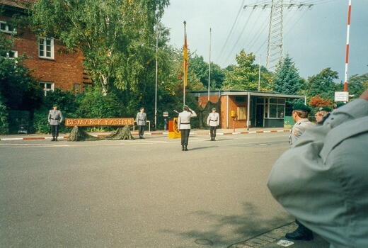 Soldaten in Uniform stehen vor der Bismarck Kaserne, während einer Meldung zum Appell im Jahr 1994.