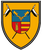 Ein Wappen zeigt ein dreigeteiltes Schild mit Geweih, Ähren und Streifen, umrahmt von zwei gekreuzten Fahnen.