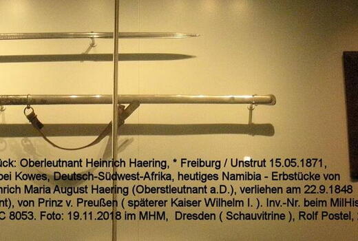 Ein historischer Degen und ein Dokument von Oberleutnant Heinrich Haering sind in einer Museumsvitrine ausgestellt.