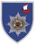 Ein blaues Wappen zeigt ein rotes Schiff und ein Emblem mit einem Adler in der Mitte, inspiriert von nordischen Designs.