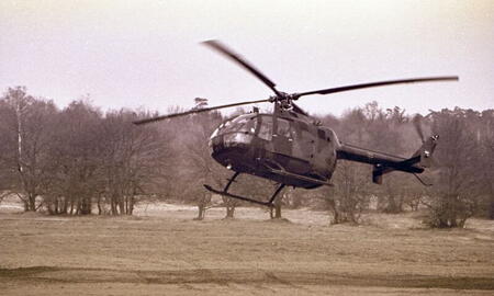 Ein Militärhubschrauber fliegt bei einer Übung knapp über dem Boden in einer ländlichen Gegend bei Boostedt.
