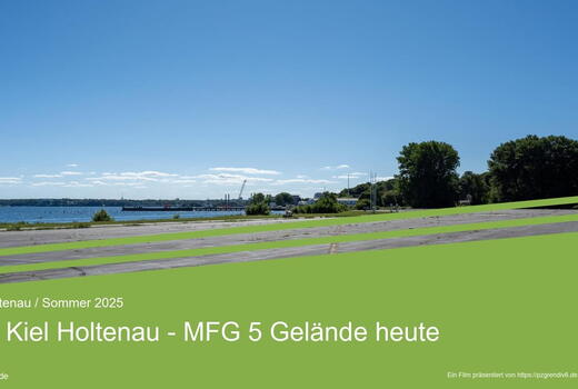 Weitläufige Landschaft des MFG 5 Geländes in Kiel Holtenau mit Blick auf das Wasser bei klarem Sommerhimmel.