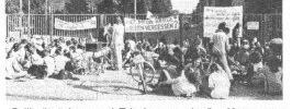 Eine Gruppe von Menschen protestiert 1983 mit Bannern und Fahrrädern vor einer Kaserne, um für Frieden zu demonstrieren.