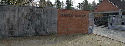 Namensschriftzug am Haupteingang der Rantzau-Kaserne (2014)