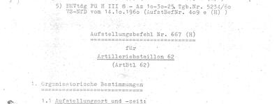 Ein Dokument zeigt den Aufstellungsbefehl Nr. 667 für das Artilleriebataillon 62 mit organisatorischen Details.