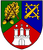 Ein Wappen zeigt gekreuzte Gewehre, Zahnräder und eine Burg mit Tor, symbolisierend Instanz und Stärke.
