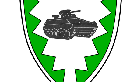 Ein schwarzer Panzer ist auf einem grün-weiß umrandeten Wappen der Panzergrenadierbrigade abgebildet.