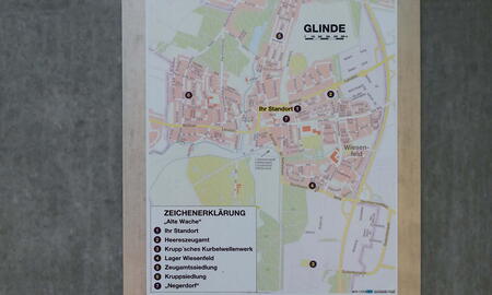 Eine Wandkarte von Glinde zeigt verschiedene wichtige Orte und Standorte in einem modernen Denkmaldepot.