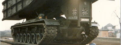 Ein Brückenleger M48 wird in Schwarzenbek auf einen Eisenbahnwagen verladen.