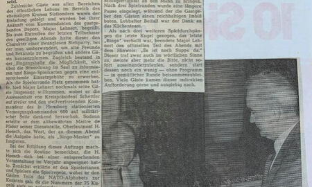 Ein Zeitungsartikel beschreibt ein geselliges Spielevent in Ladelund mit einem Foto von Gästen am Tisch.