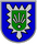 Ein Wappen mit blauem Hintergrund zeigt ein grünes Schild mit Pfeilen, umgeben von einem grauen Zackenmuster.