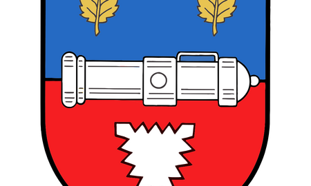 Ein Wappen zeigt eine Kanone auf blau-rotem Hintergrund mit zwei goldenen Blättern und einem gezackten weißen Symbol.