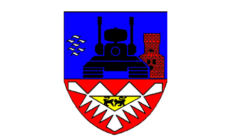 Ein Wappen zeigt einen Panzer, einen Turm und Vögel auf blauem Hintergrund über einem rot-weißen Zickzackmuster.