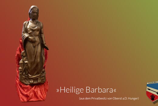 Eine Statue der Heiligen Barbara steht auf rotem Tuch vor einem farbigen Hintergrund, begleitet von einem Wappen.