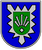 Ein Wappen mit blauem Hintergrund zeigt ein grünes Schild mit Pfeilen, umgeben von einem grauen Zackenmuster.